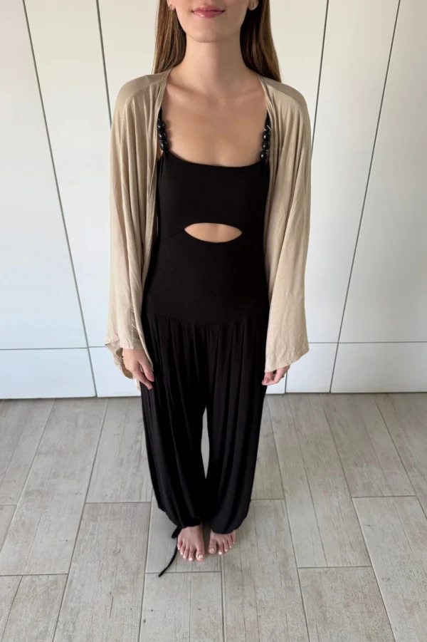 Look femenino con Wisdom Cape Ivory de Triskel