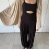 Mujer usando Wisdom Cape Ivory de Triskel