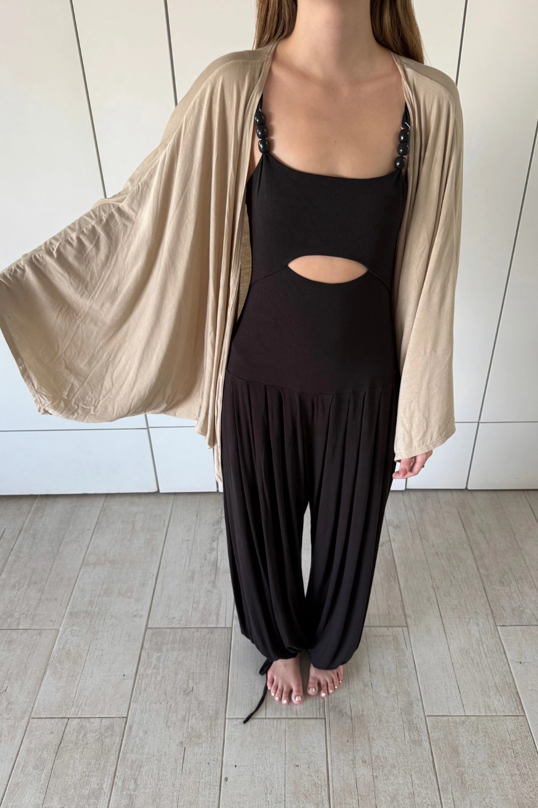 Mujer usando Wisdom Cape Ivory de Triskel