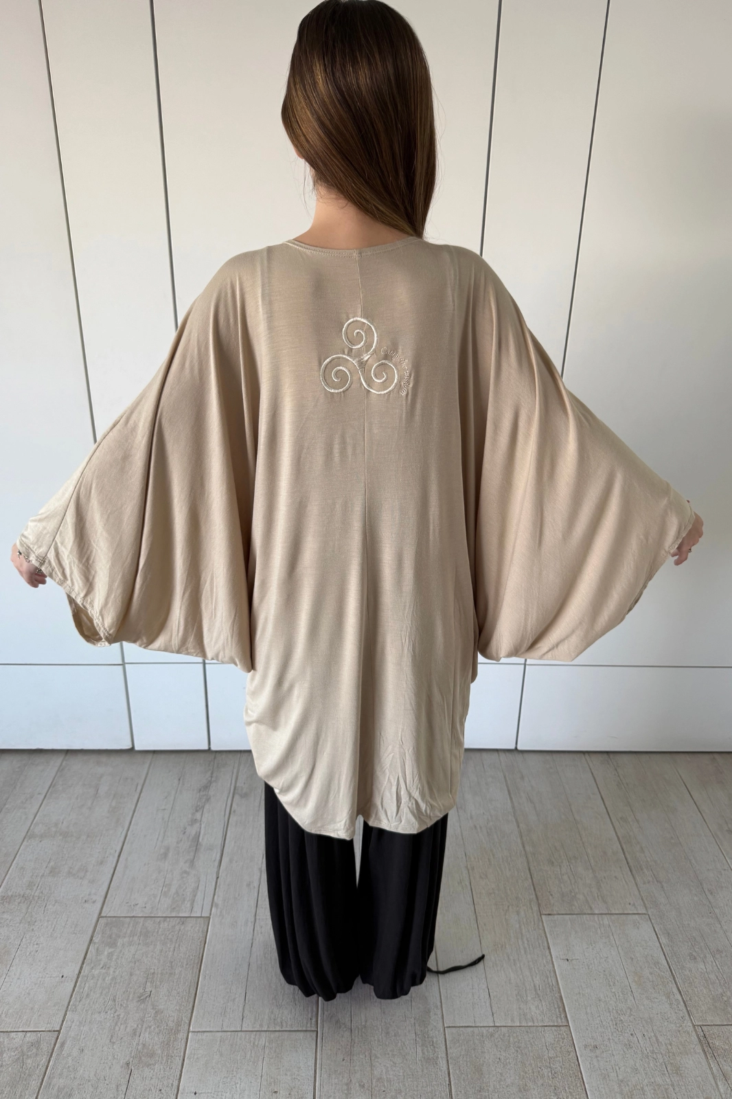 Capa ligera para mujer Wisdom Cape Ivory vista frontal