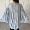 Look femenino con Wisdom Cape Baby Blue de Triskel