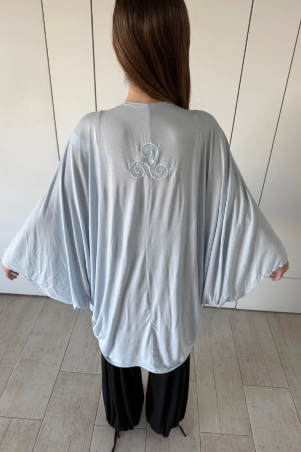 Look femenino con Wisdom Cape Baby Blue de Triskel