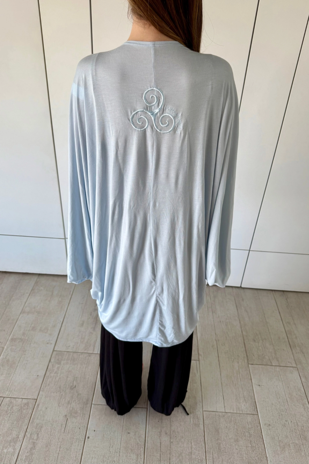 Vista posterior de Wisdom Cape Baby Blue para mujer