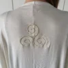 Mujer usando Wisdom Cape Beige de Triskel