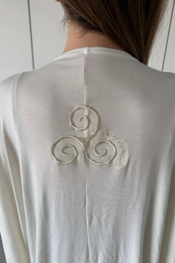 Mujer usando Wisdom Cape Beige de Triskel
