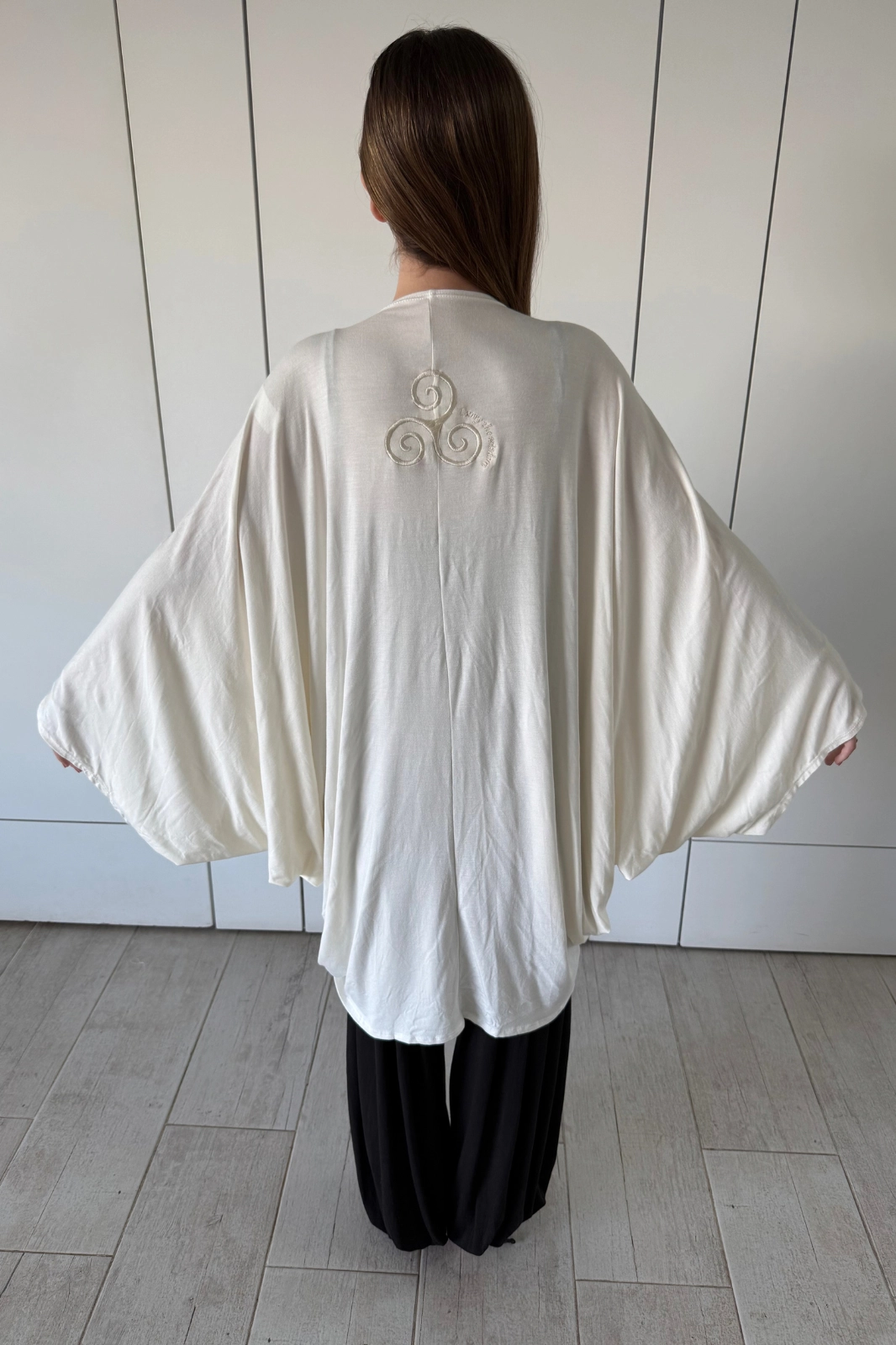 Vista posterior de Wisdom Cape Beige de Triskel